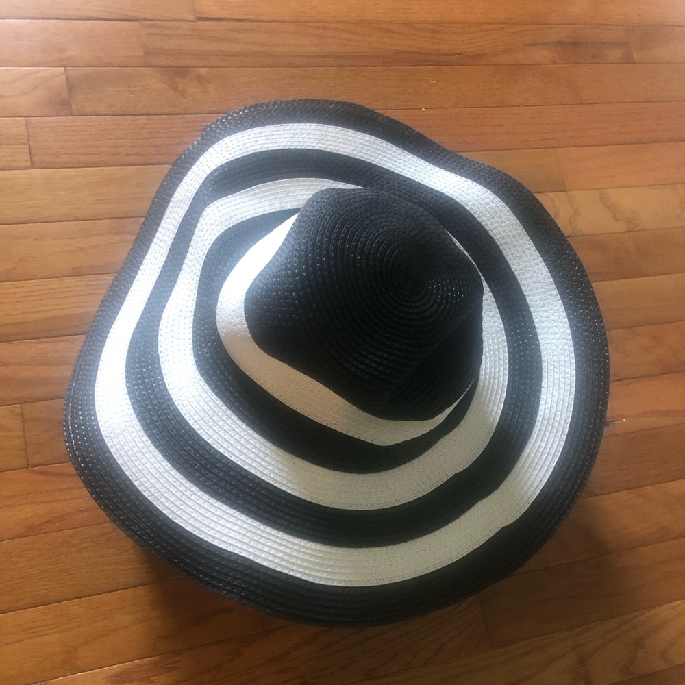 Stripe floppy black and white hat